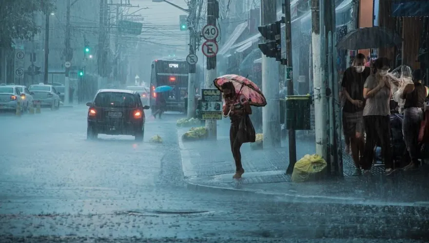 快訊/東北季風雨彈狂炸！4縣市大雨特報　最新警戒區域看這邊