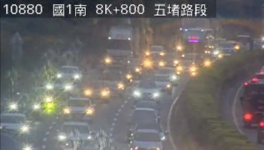 快訊/上班族注意！國1南向五堵段「6車追撞」　占用外線塞爆回堵