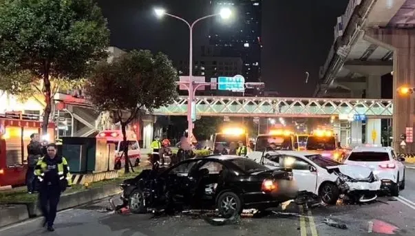影/新北新莊連環車禍！恍神男高速衝撞3車釀5傷