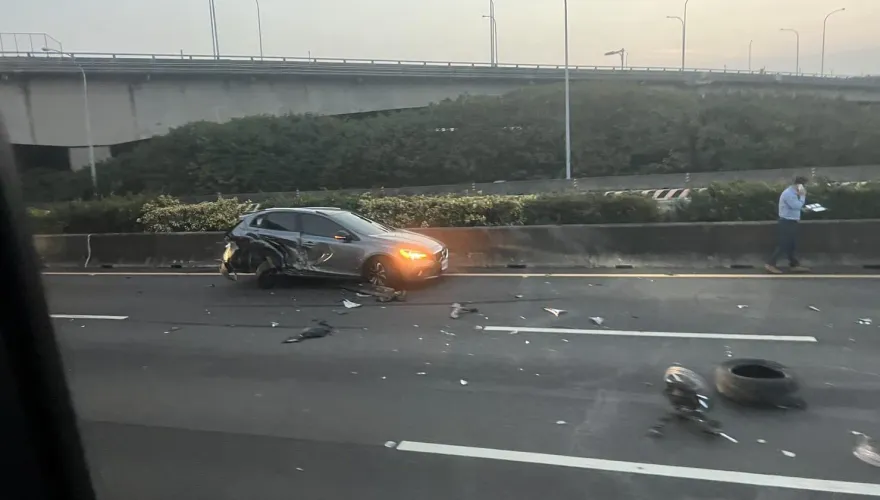 快訊/國1清晨死亡車禍！2車「撞得稀巴爛」　現場畫面曝光