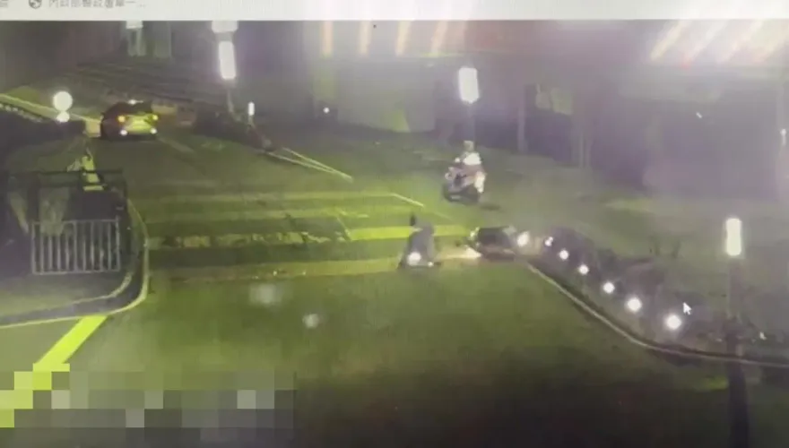 影/三峽轎車肇事逃逸！經查已報失竊…板橋警幫追贓車撞分隔島摔斷腿