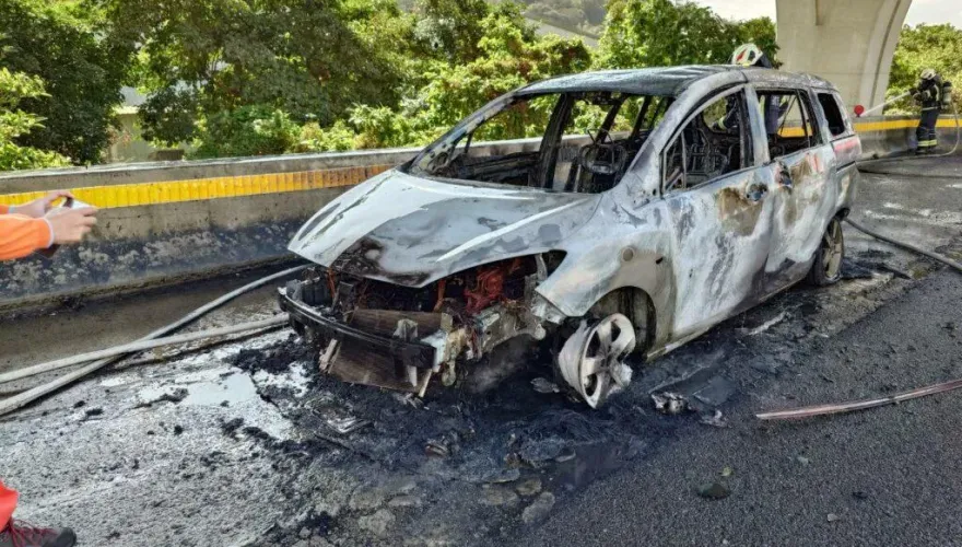 快訊/國1林口段多元計程車「司機見冒煙」叫支援　電話接通就燒起來了