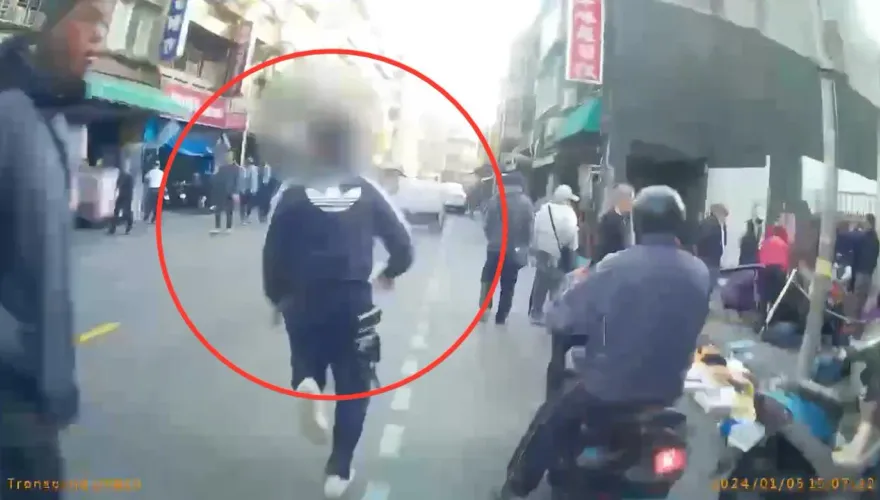 影/毒蟲通緝男見警拔腿狂奔　跑沒百公尺遭壓制搜出毒品