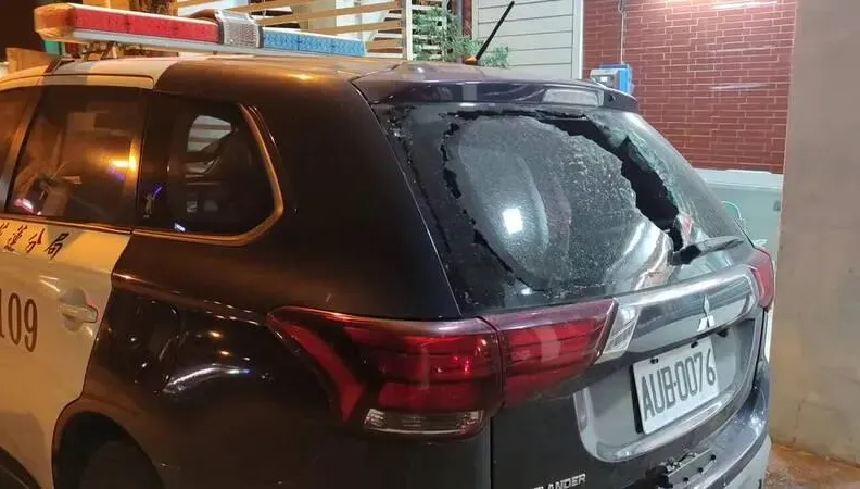影/花蓮驚傳酒空徒手毀警車！喝茫路過看不爽捶爆玻璃　還大聲咆哮當場被逮