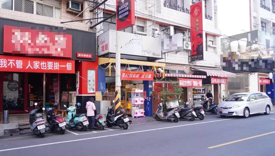 彰化員林「紅布條車拼」趣味奇景引話題　發起人：沒想到大家會跟風