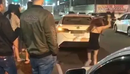 超派「細肩帶妹」街頭砸車！球棒狂K怒嗆：「被恁北抓到了」
