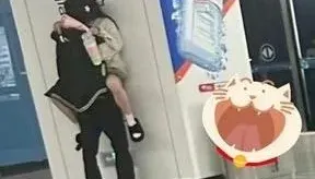 有這麼急？短裙妹「雙腳騰空」被頂在柱子上狂親　事發地變打卡景點