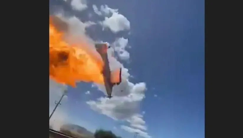 影/飛機撞電線桿「瞬爆巨大火球」墜毀公路　機師慘死4人受傷送醫