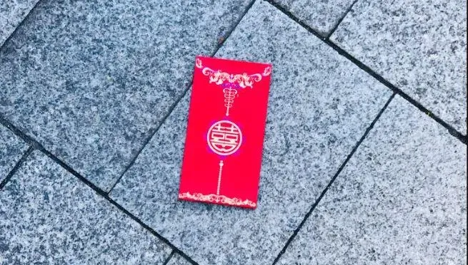 日男地鐵站外「撿到紅包」...網刷一排恭喜　台人笑翻：怎這麼懂