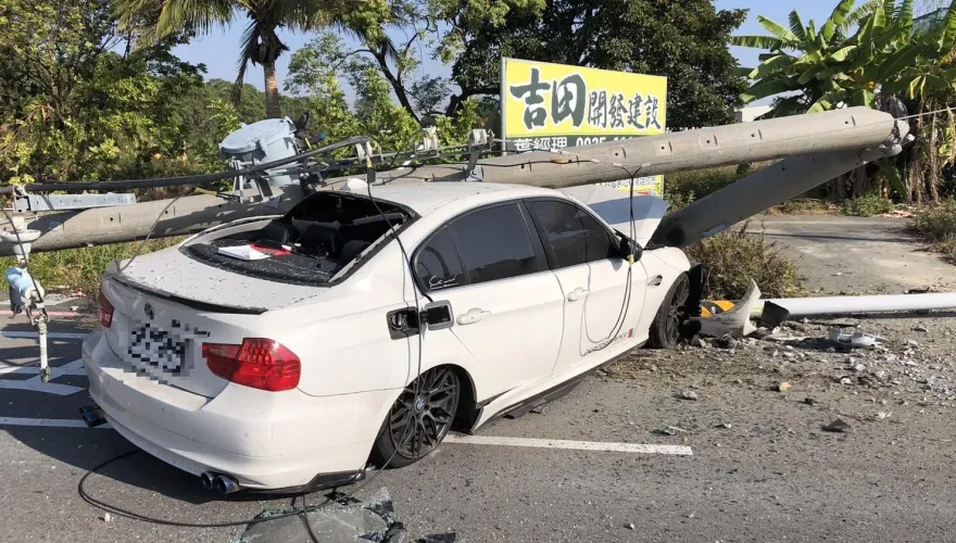 快訊/台南轎車撞電桿！車頂被「折斷電桿」砸扁…30歲男送醫