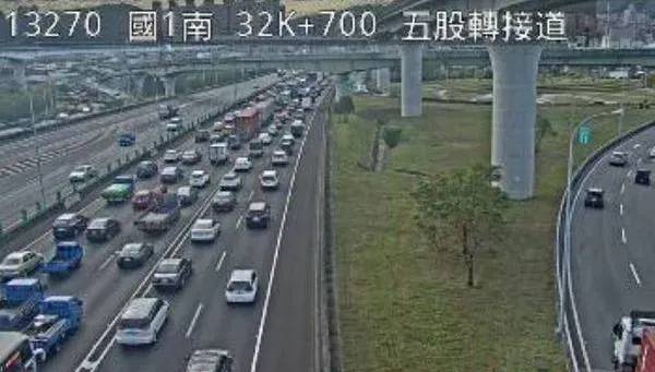 快訊/國1南下五股段「2車追撞」！小貨車翻覆佔2車道　回堵5公里
