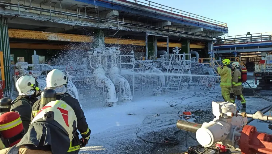 快訊/基隆港「物流公司管線起火」猛送泡沫！西33碼頭變成雪世界