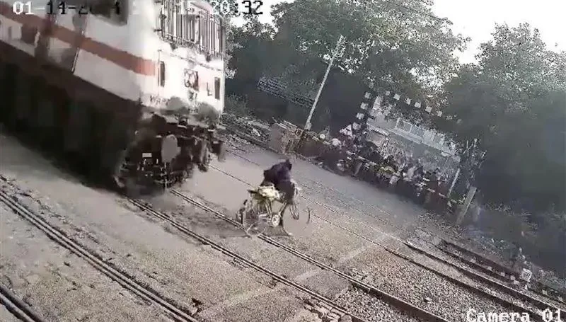 驚險畫面曝！男子牽腳踏車硬闖平交道　下秒直接從監視器畫面消失