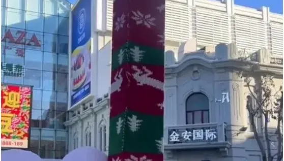 怕冷？哈爾濱大街鐵柱「穿紅棉襖」　竟是為「防舔」避免遊客受傷