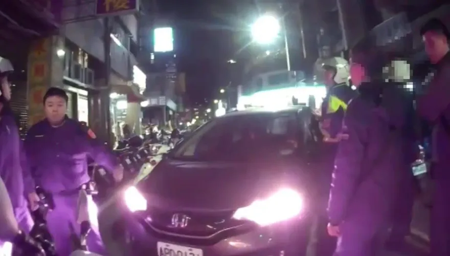 影/太離譜了！新北情侶深夜鬧街遭15警包圍　女友崩潰理由竟然是…他幫別的女生夾菜