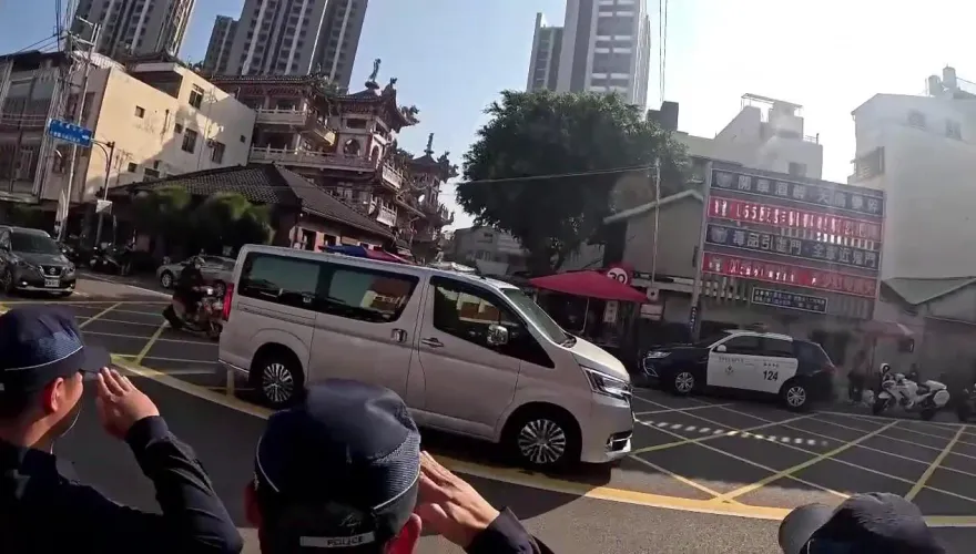 影/哀慟！台中52歲巡佐值勤猝逝移靈　警列隊敬禮悲喊「任務完成」