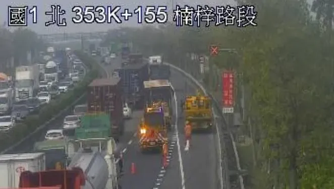 快訊/國1北上楠梓段「大貨車與貨櫃車追撞」2傷　回堵中