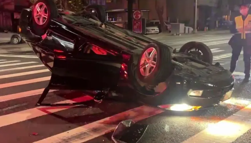 影/以為酒駕沒人知！小港7旬翁自撞烏龜翻　「頭挫傷」警來了