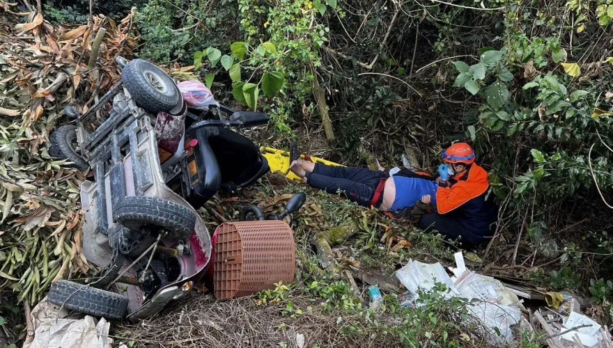 官田電動四輪車墜5米深邊坡！撞坑洞導致車輛失控　警救起身障男急送醫