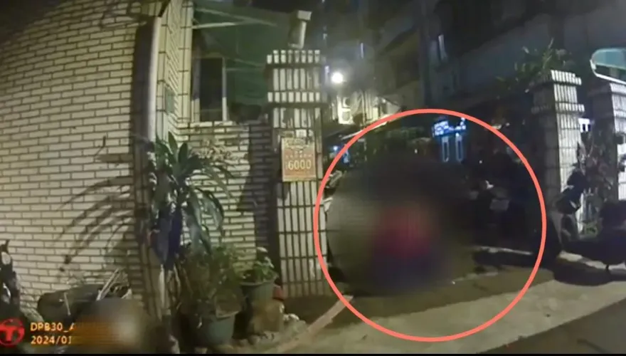 影/中和醉男情緒不穩持刀遊蕩　警勸說不成強勢壓制送醫治療