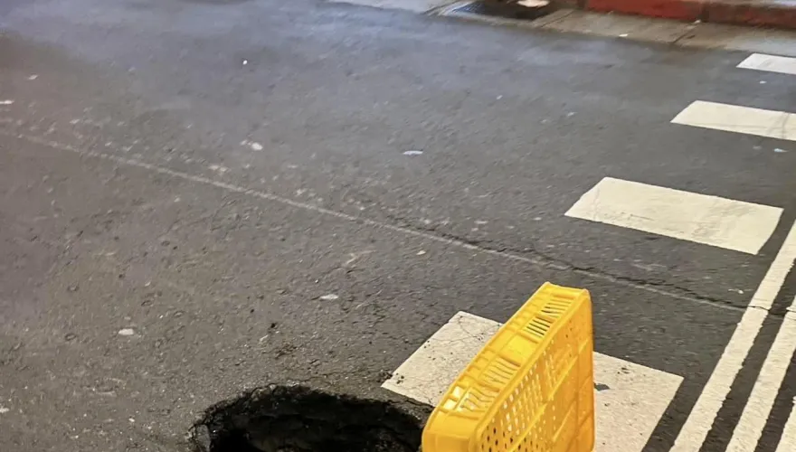 快訊/北市林森北路路面出現天坑　警方封鎖現場