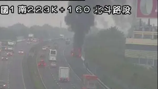 影/上班注意！國一彰化北斗段火燒車　「大貨車自燃」濃煙竄天駕駛驚逃