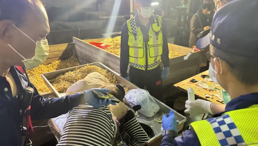 影/慎入！嘉義菜脯廠女員工「手遭碎脯機捲入」拔不出　現場緊急截肢送醫