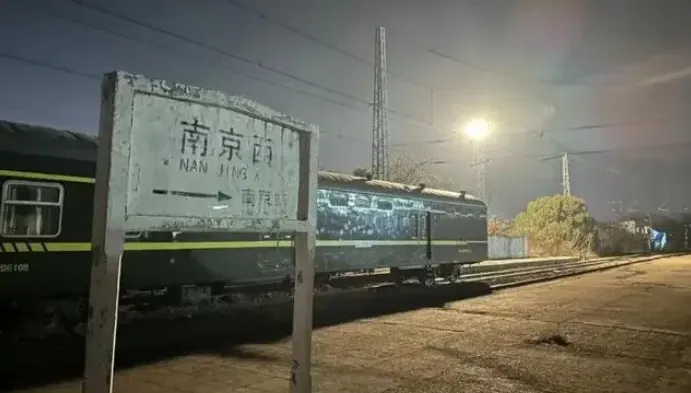 男大生夜闖火車站「打卡拍照」　慘遭高壓電擊落「全身50%燒傷」