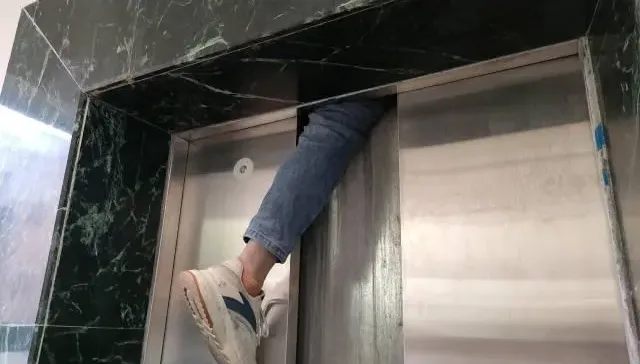 影/驚險！男子前腳剛走進...下一秒電梯故障下墜　半隻腿「卡在空中」動彈不得