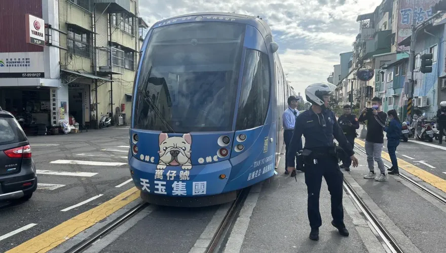 快訊/高雄輕軌又挨撞！女騎士未依號誌行駛硬闖　62歲婦倒地受傷