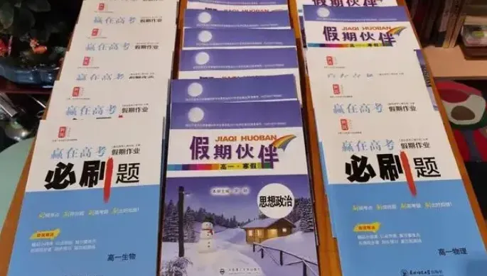 過年變成「讀書營」？短短40天寒假學生帶回18本作業　家長吐槽：用抄的都來不及