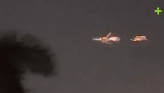 影/空中驚魂！美波音747-8貨機左翼噴火　「引擎故障」緊急折返迫降