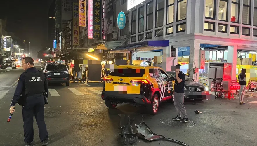 影/驚險瞬間！高雄六合夜市2車搶道　「閃紅燈未停讓」險衝民宅1女送醫