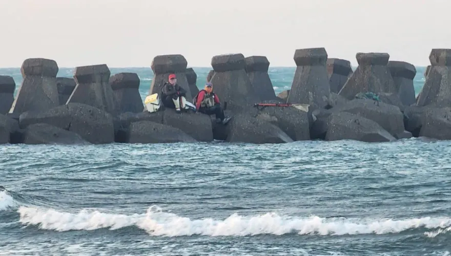 影/糗了！台南父子國聖港燈塔釣魚　漲潮受困消波塊「等退潮」