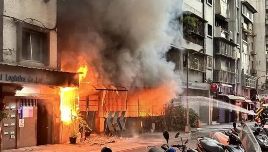快訊/黑煙包覆公寓 ！北市民生社區民宅失火　「鋰電池」倉庫狂燒救出1男1女