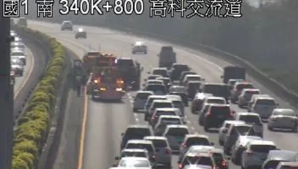 快訊/出遊快改道！國1南向高科交流道4車連環追撞　「紫爆」回堵5km