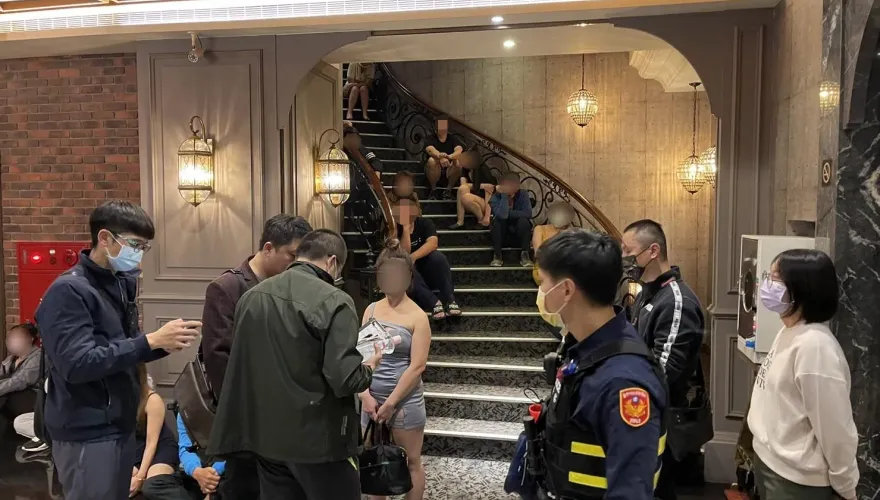 影/台中理容院淫窟被抄！禮服妹露半球「做半套」　細肩帶、低胸排排坐全帶回