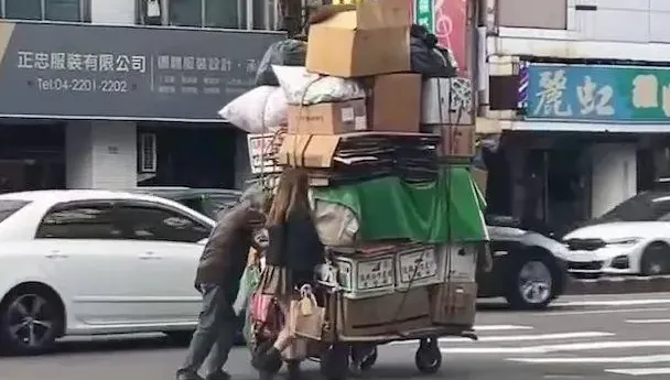 影/又辣又好心！台中穿短裙長腿妹子街頭行善　幫阿公推回收物網讚爆