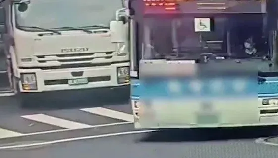 影/萬華街頭驚魂！吊車重擊砸公車車頂　乘客行人騎士全嚇傻