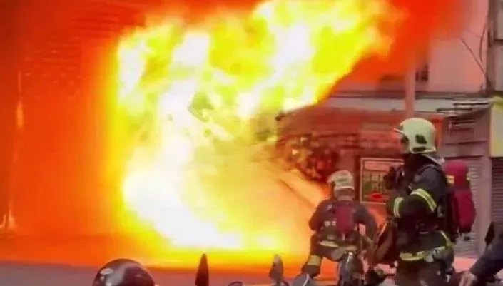 快訊/板橋公寓驚悚火警！全面燃燒12人一度受困危急　勇消急撲滅