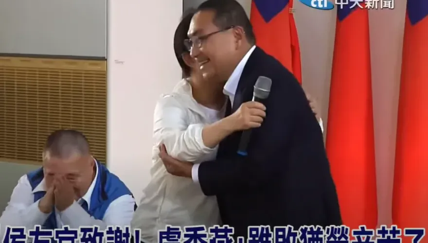影/媽媽市長送暖！盧秀燕擁抱侯友宜：雖敗猶榮