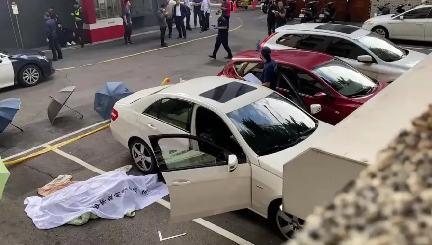 影/致命的開門！麥當勞雙屍案奪命過程曝...狠夫「先冷靜敲窗」上車後秒殺妻