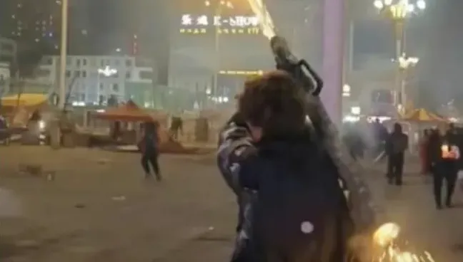 DIY火箭筒射煙火意外「炸殘自己」！多名路人慘遭波及　肚子莫名被炸掉一塊肉