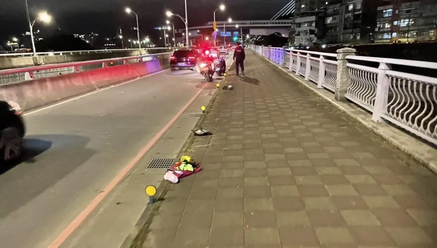 快訊/中和秀朗橋嚴重車禍原因曝！前車自摔後車追撞　女乘客倒地OHCA