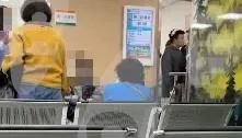 獨家/中天直擊！Toyz「頭包紗布」赴醫院驗傷　女友攙扶下回警局做筆錄
