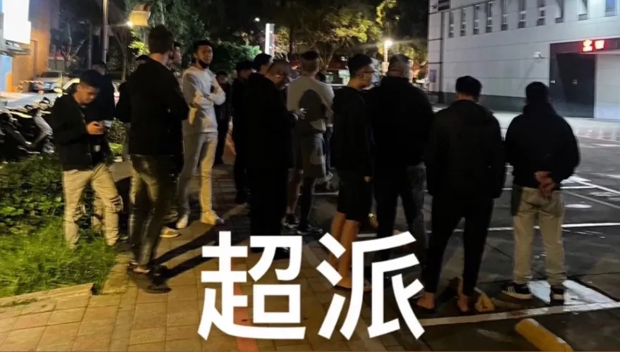 快訊／Toyz出院去做筆錄   疑十多名超哥粉絲聚集醫院外遭警驅離