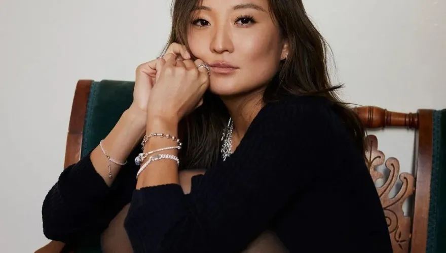 《艾蜜莉在巴黎》女星「嚴重敗血性休克」住院搶救　男友意外曝光