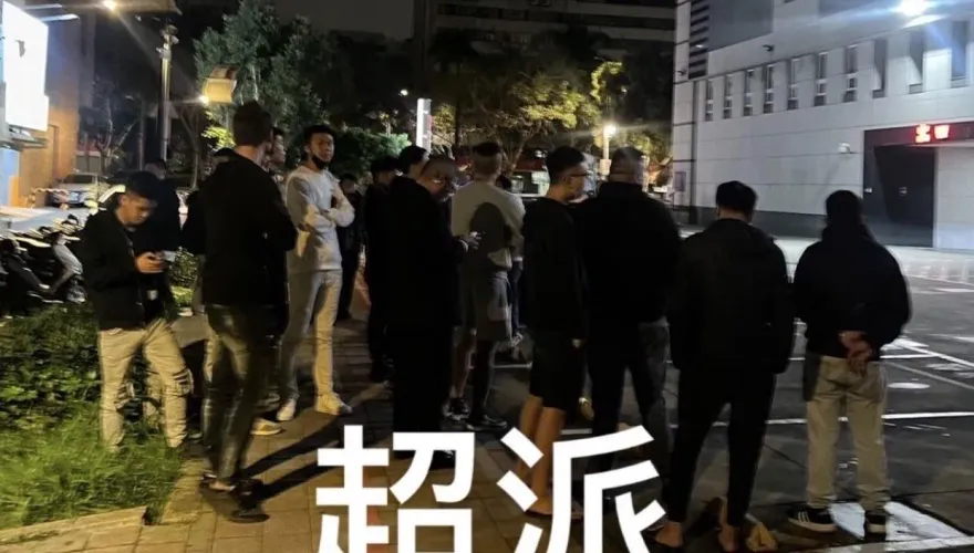 超派！Toyz躺病床影像曝光　醫院外面擠滿黑衣人…超哥怒嗆「他故意找碴」