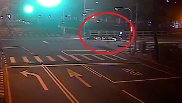 影/台中19歲女大生「中空裝」夜店爽喝　騎車雙載闖紅燈撞到人