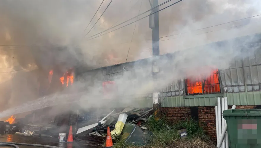 快訊/高雄鳥松燒雜草！把隔壁回收鐵皮屋、帆布廠也燒了　濃煙蔽天